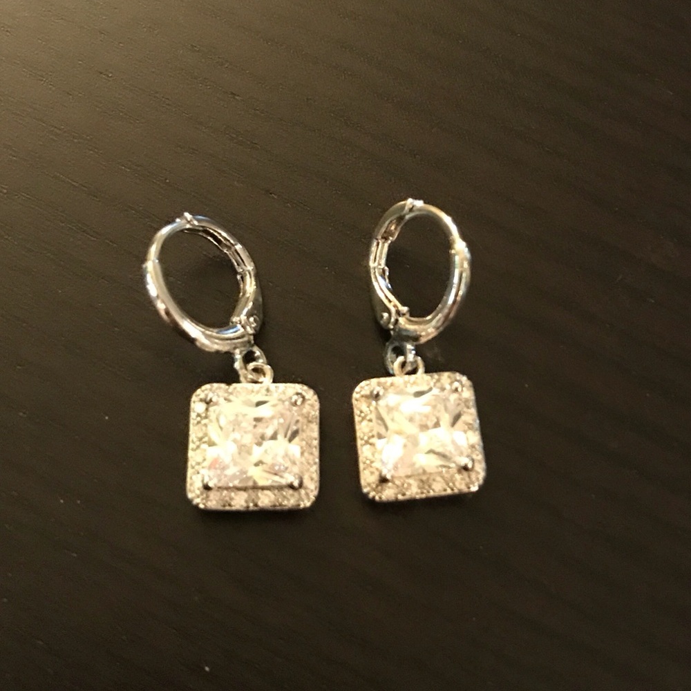 NEW๐๐GORGEOUS! CZ EARRINGS!๐๐SILVER TONE ALLOY - Picture 7 of 8